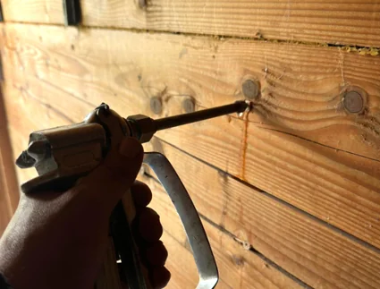 Injection de produit dans une pièce de bois