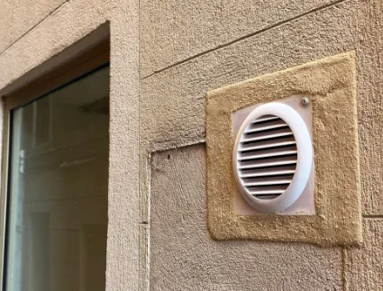 Grille d’entrée d’air posée sur un mur extérieur